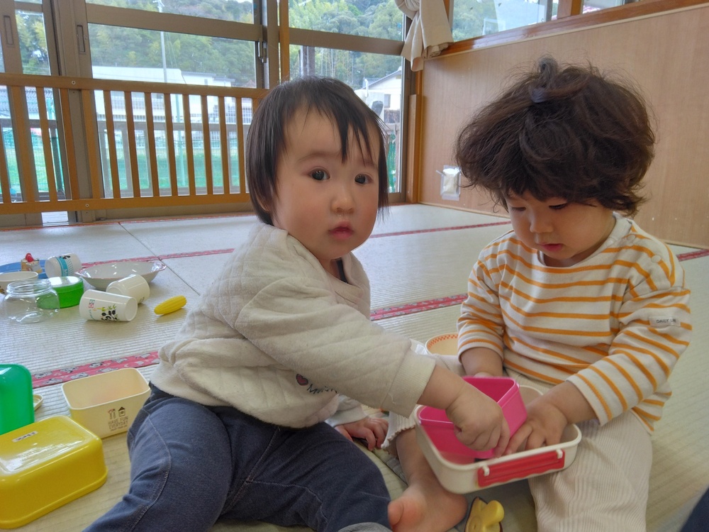 おままごとで遊ぶ子ども (4)