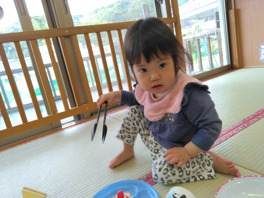 おままごと遊びをする子ども