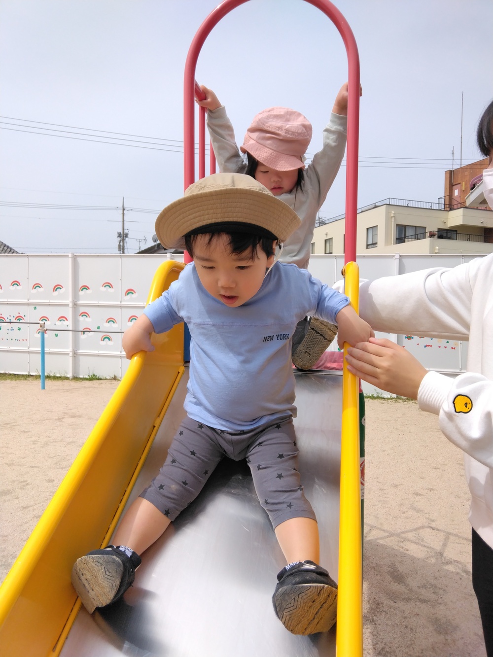 滑り台で遊んでいる