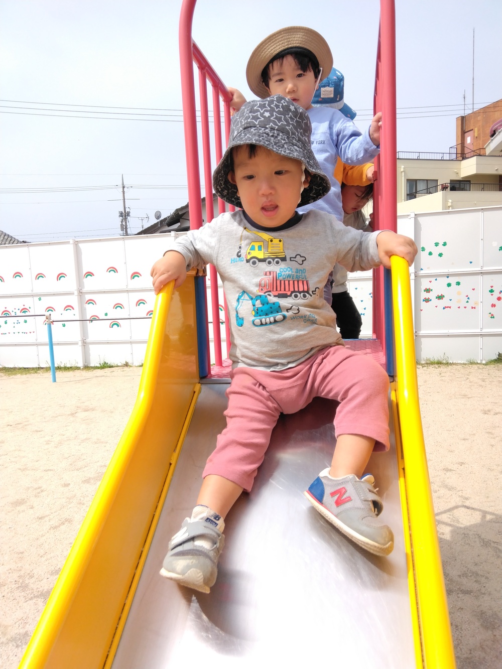 滑り台で遊んでいる