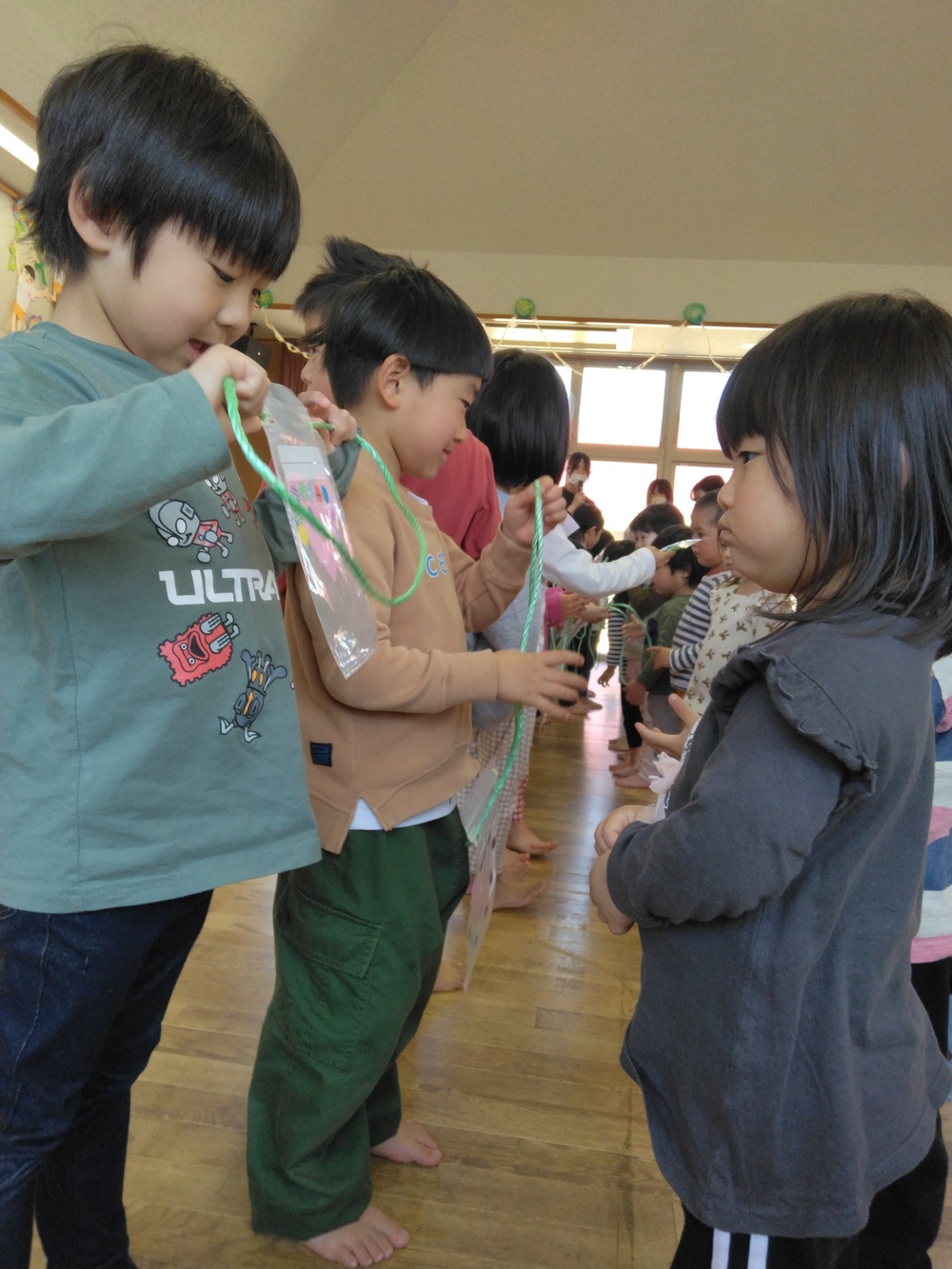 プレゼントを渡す様子