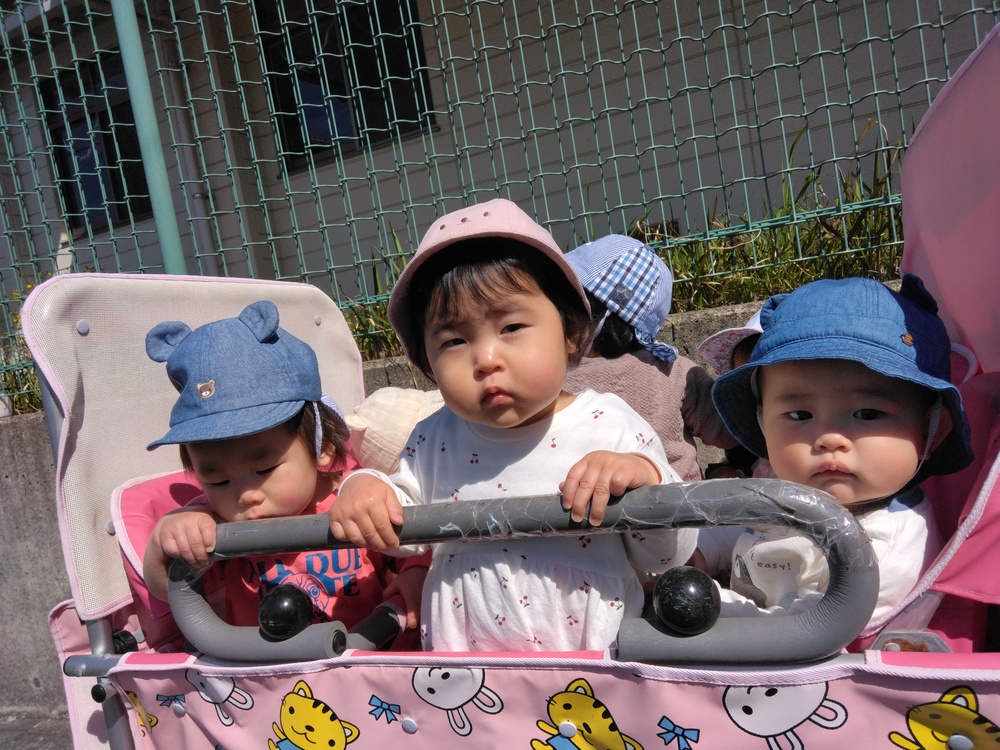 散歩を楽しむ子ども (1)