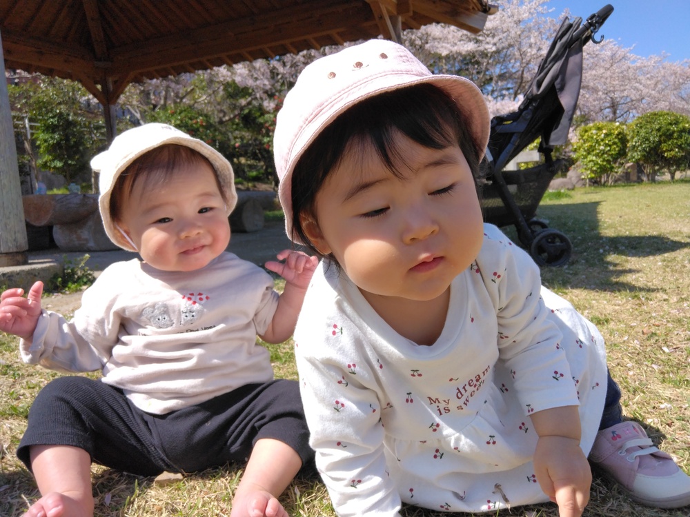 散歩を楽しむ子ども (2)