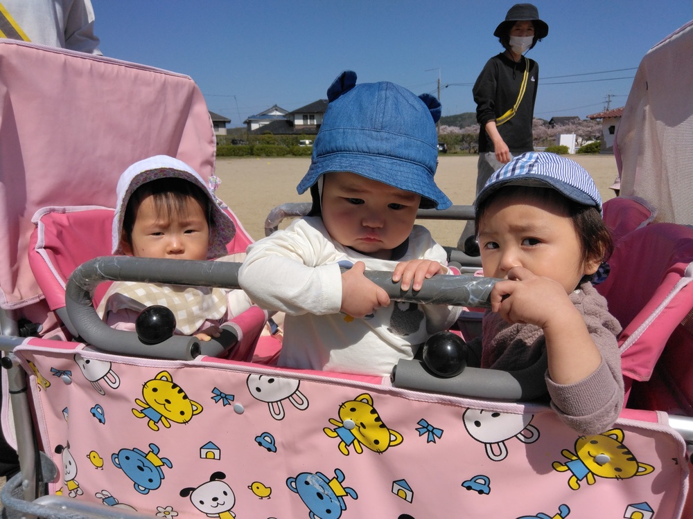 散歩を楽しむ子ども (4)