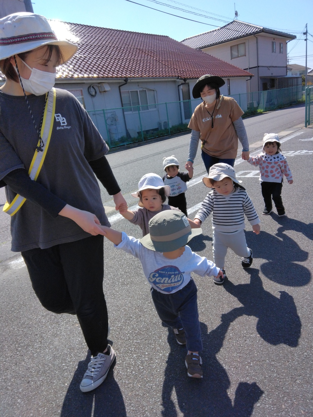 手を繋いで歩く子ども