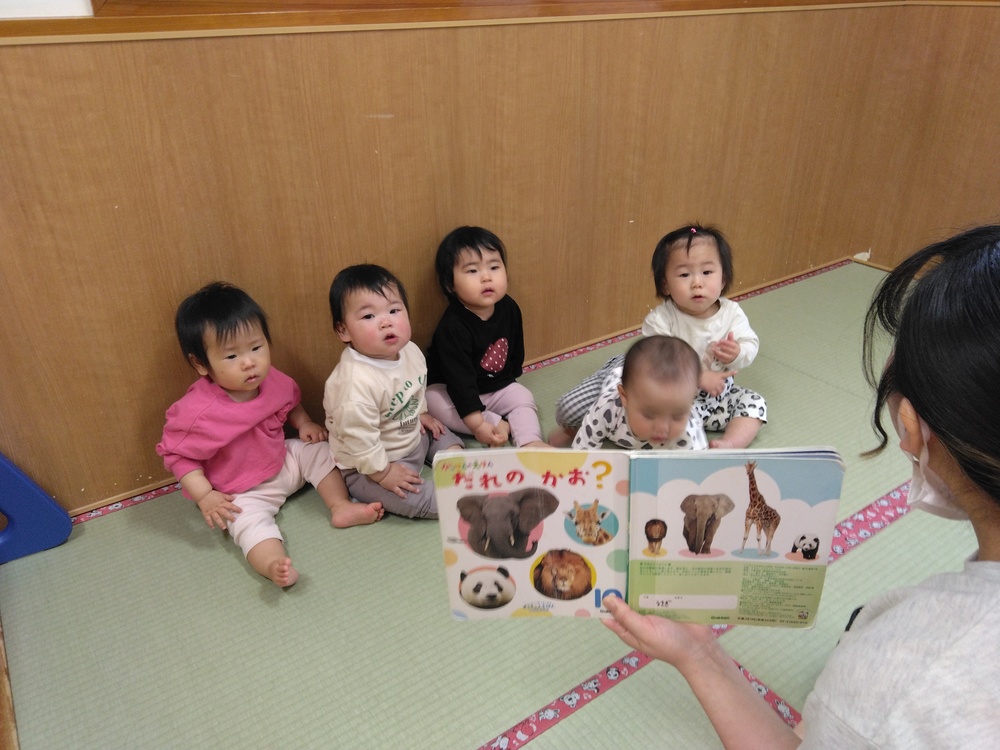 絵本を見る子ども