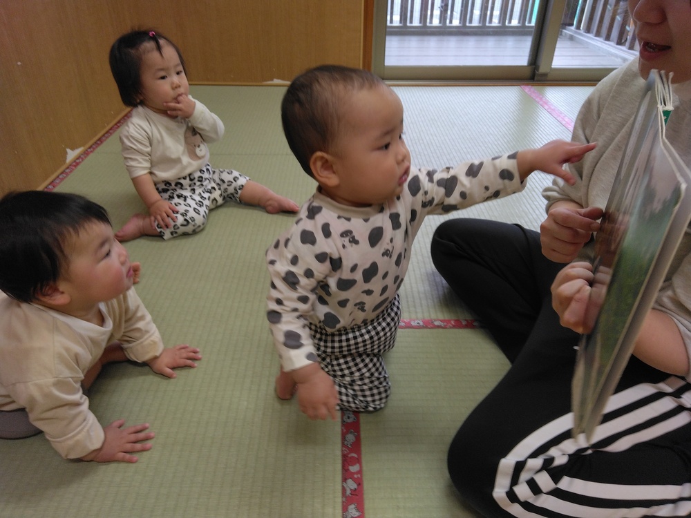 絵本を見る子ども (2)