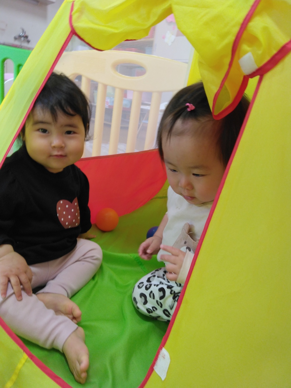 ボールで遊ぶ子ども