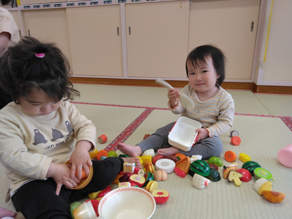 おままごとをする子ども