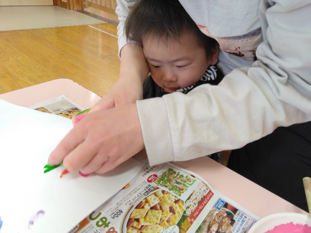 手形をする子ども (1)