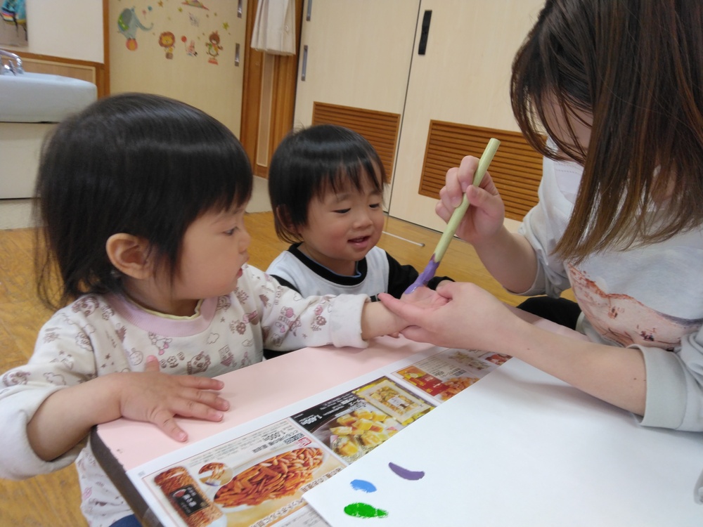 手形をする子ども (2)