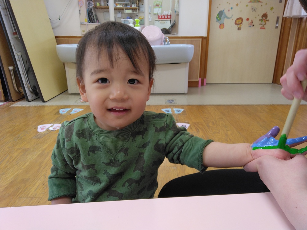 手形をする子ども (3)