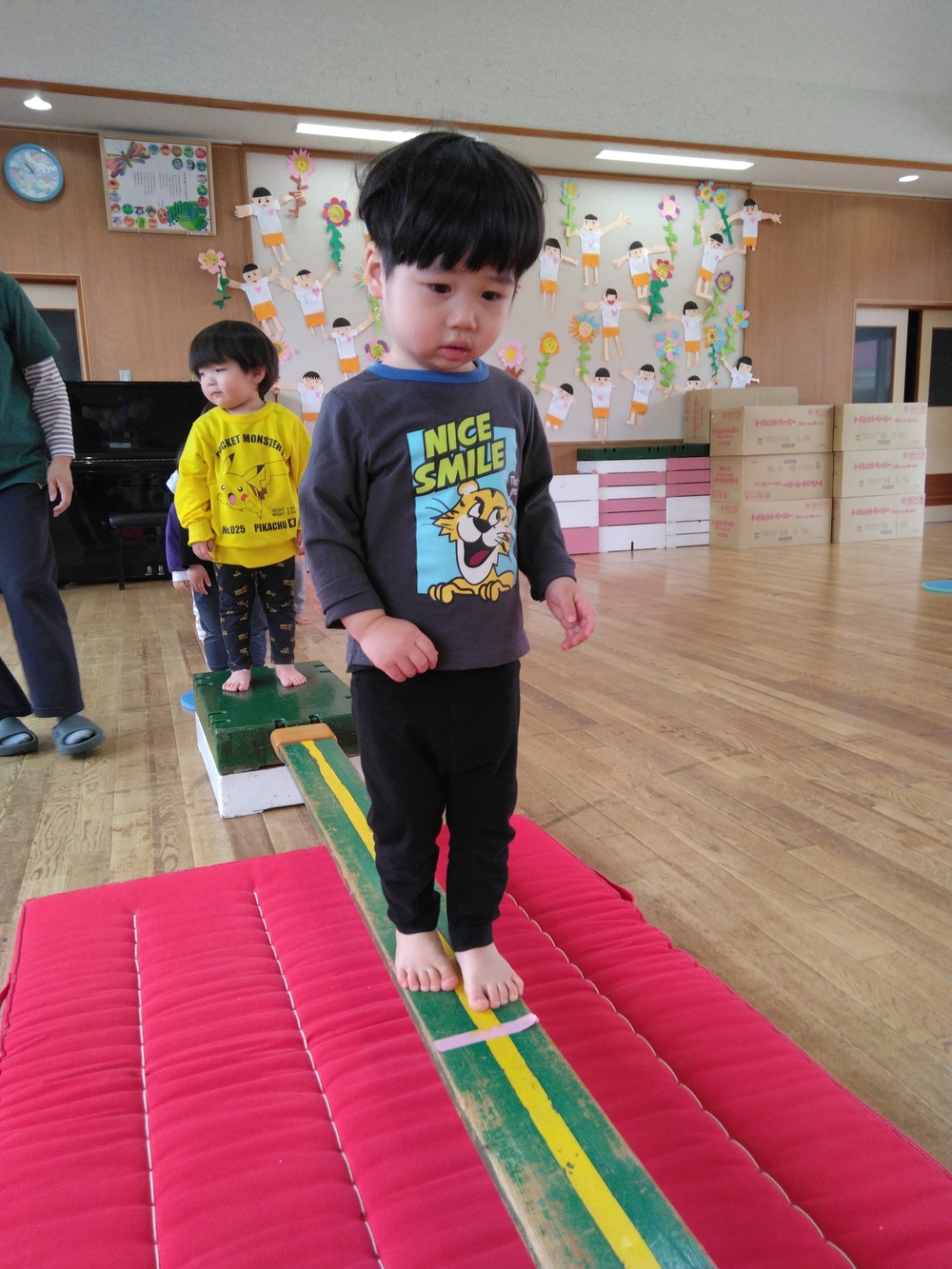 一本橋を渡っている