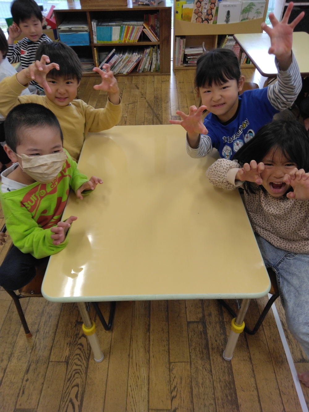 ネコ娘のポーズをする様子