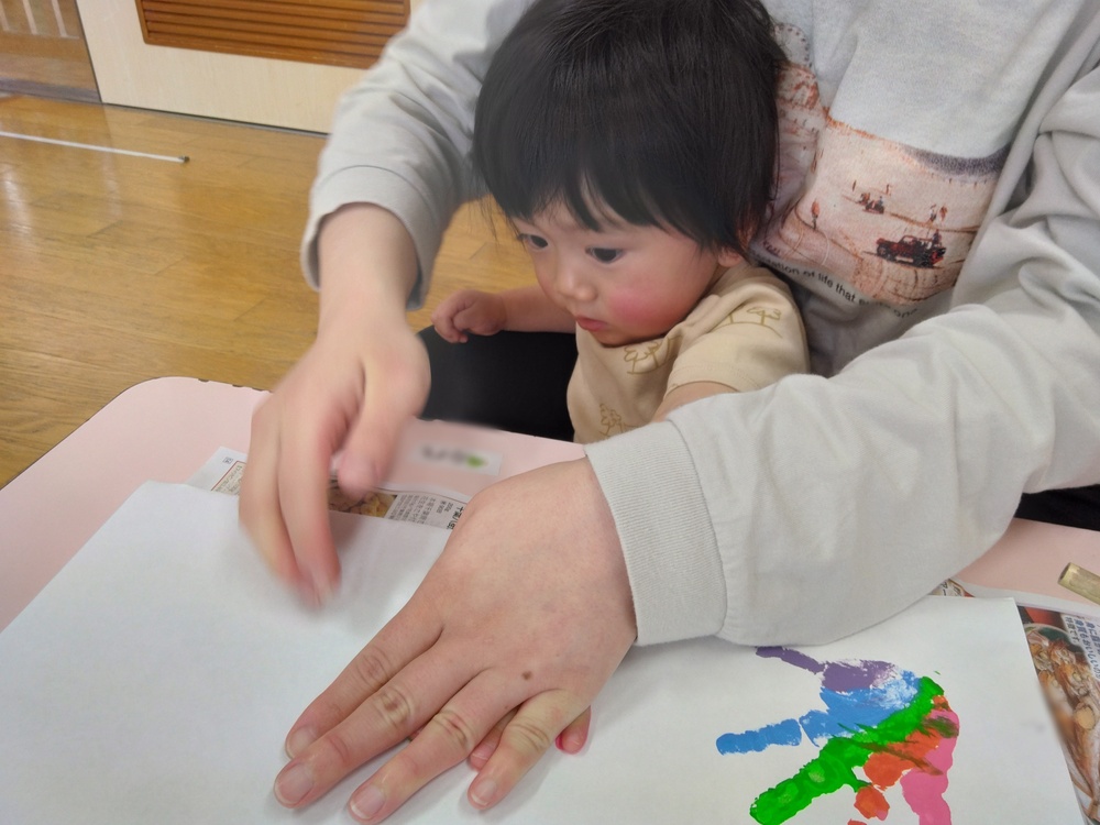 手形をする子ども (4)