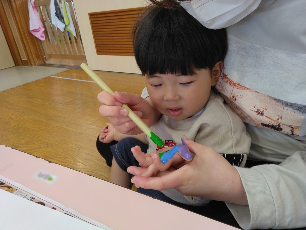 手形をする子ども (5)