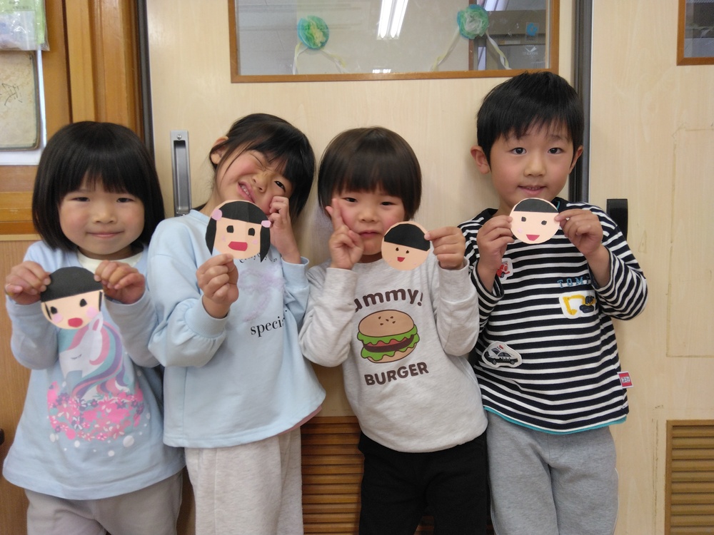 完成した製作を見せてくれる様子