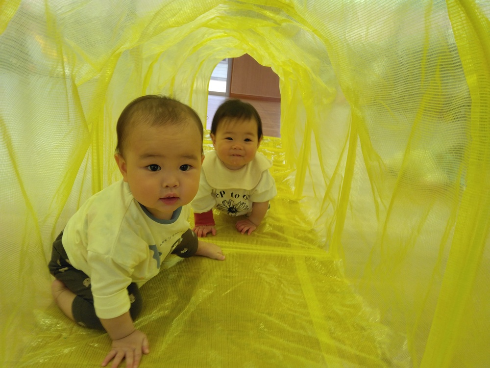 遊戯室で遊ぶ様子（1）