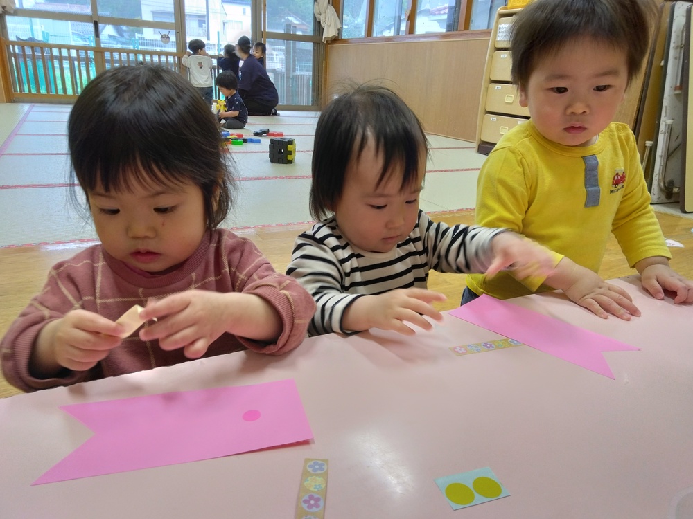 シール貼りの様子 (1)