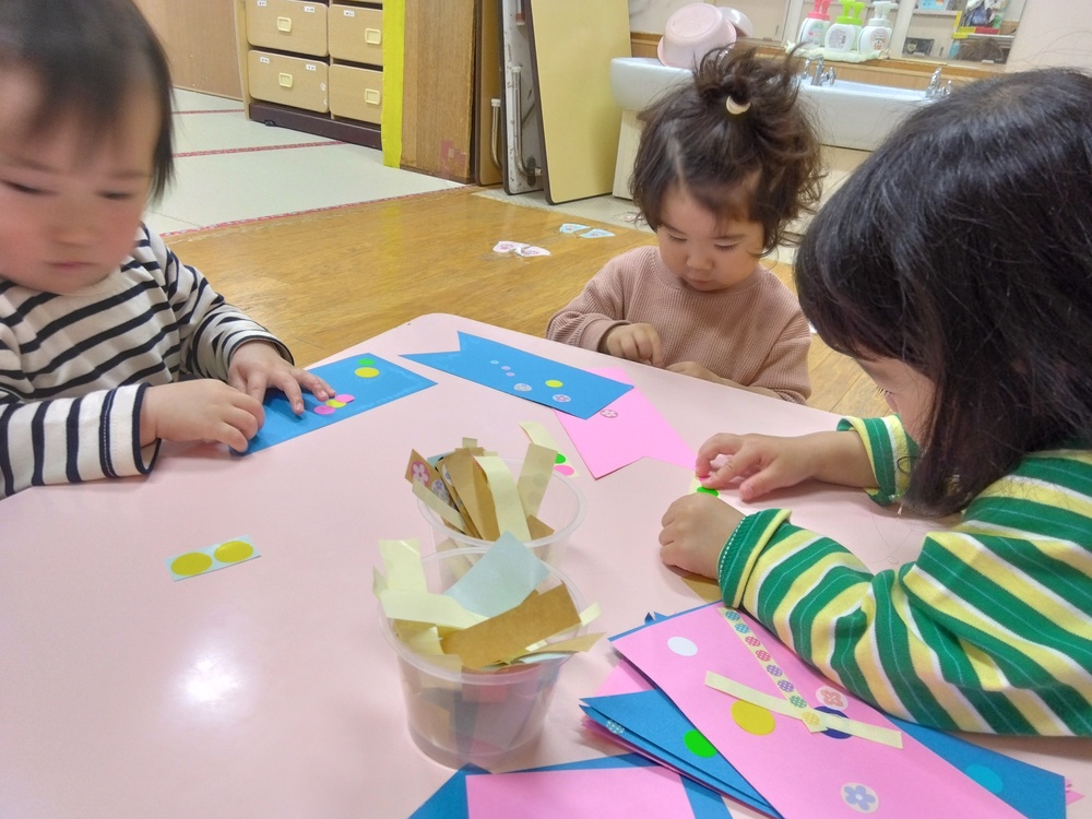 シール貼りの様子 (3)