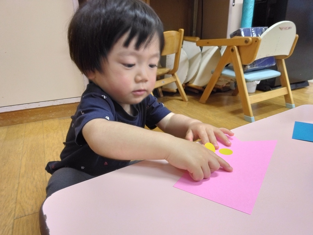 シール貼りの様子 (4)