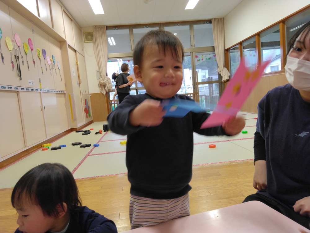 シール貼りの様子 (6)