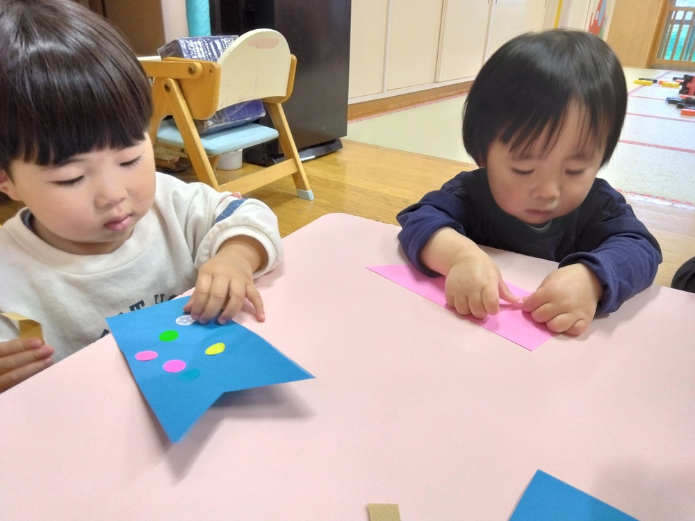 シール貼りの様子 (2)