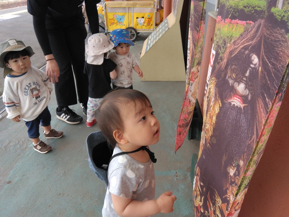 駅で汽車を見る子ども (2)