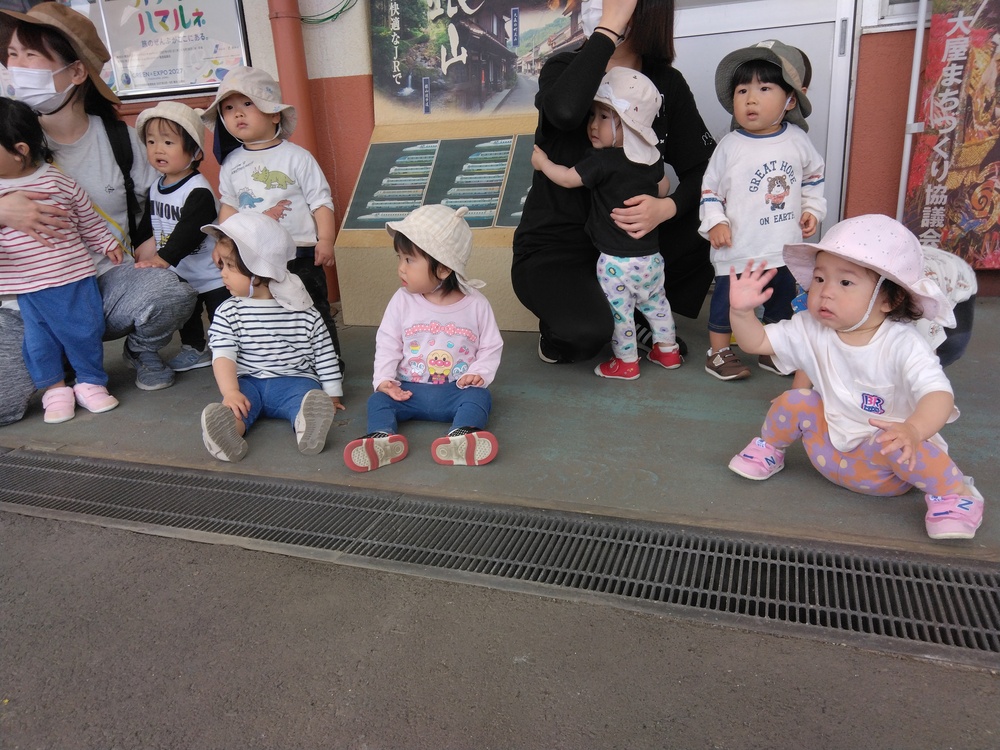 駅で汽車を見る子ども (4)