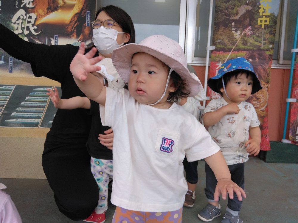 駅で汽車を見る子ども (5)