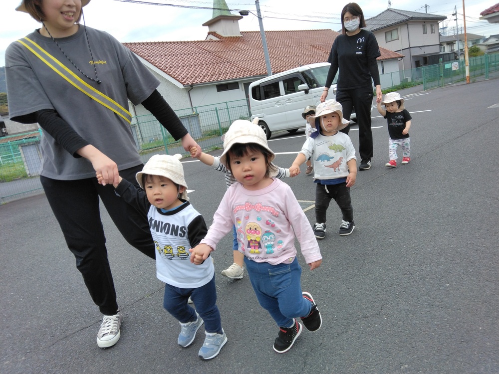 手を繋いで歩く子ども