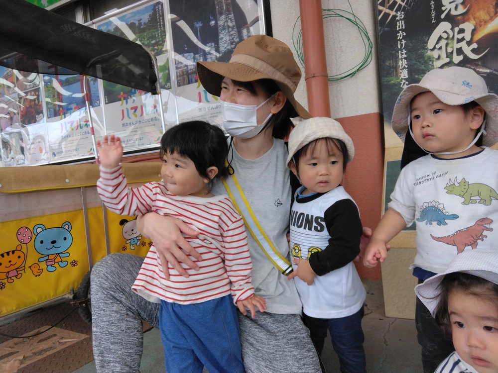 駅で汽車を見る子ども (1)