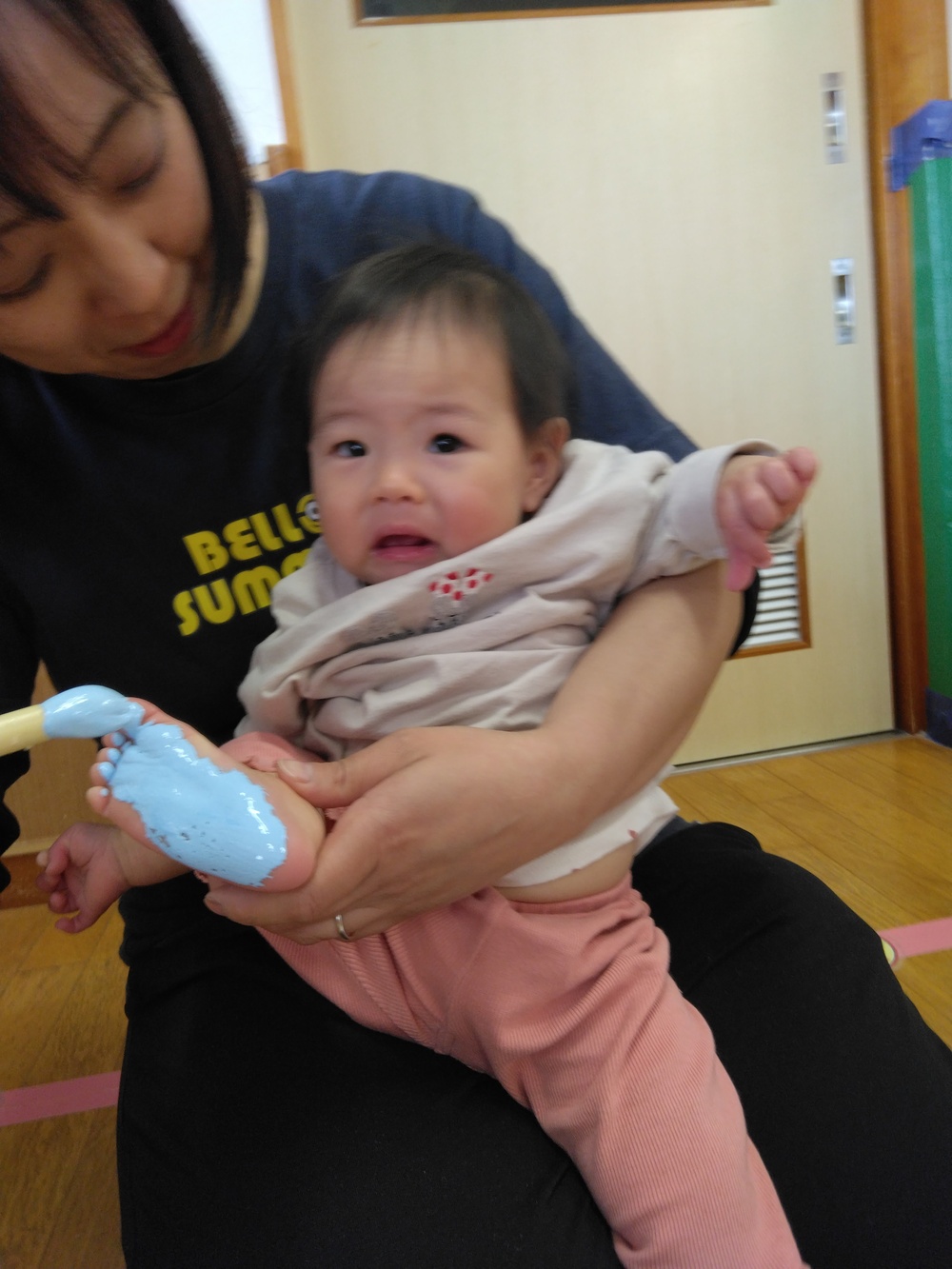 足形スタンプをする子ども