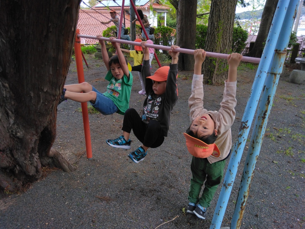 鉄棒をしている様子