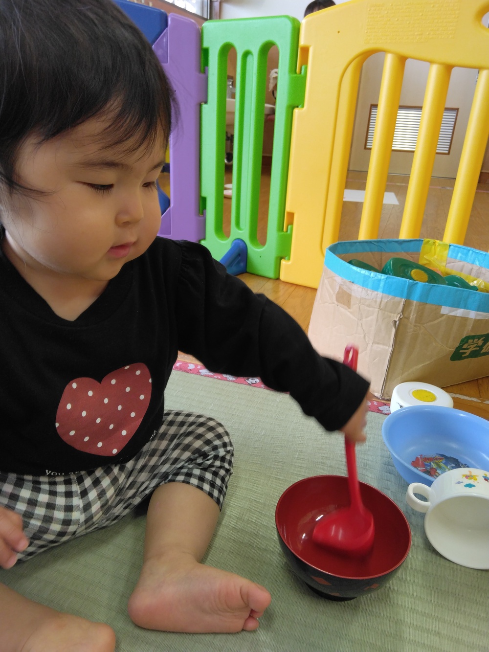 おままごとをする子ども (2)