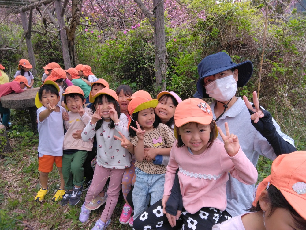 ベンチに座って休憩をする子どもたち１