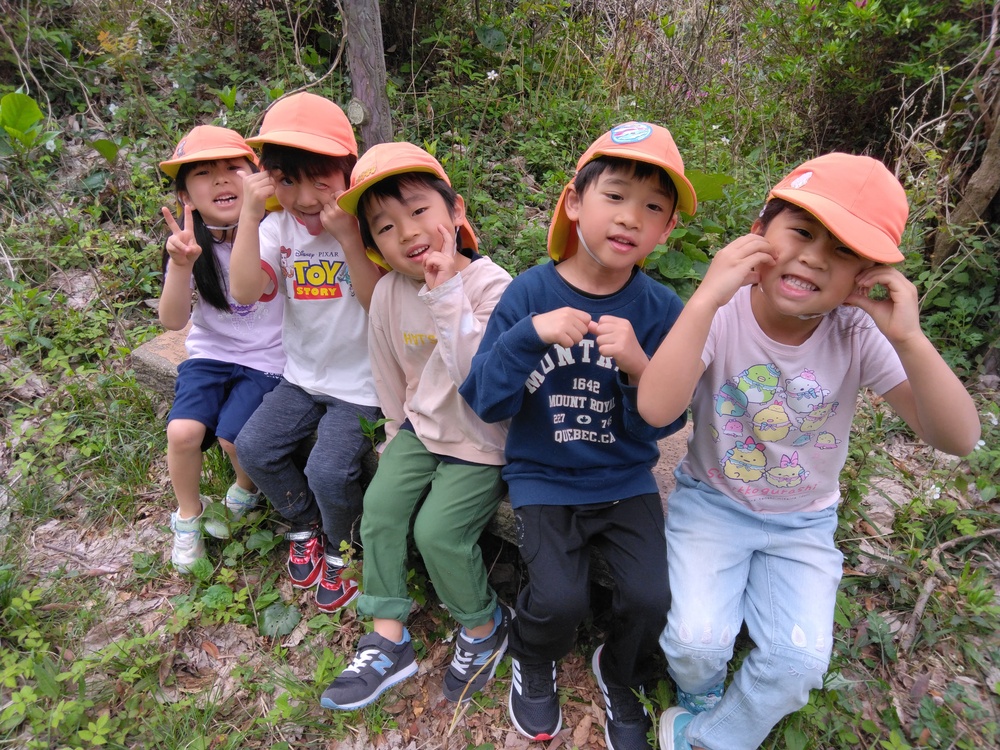 ベンチに座って休憩をする子どもたち２
