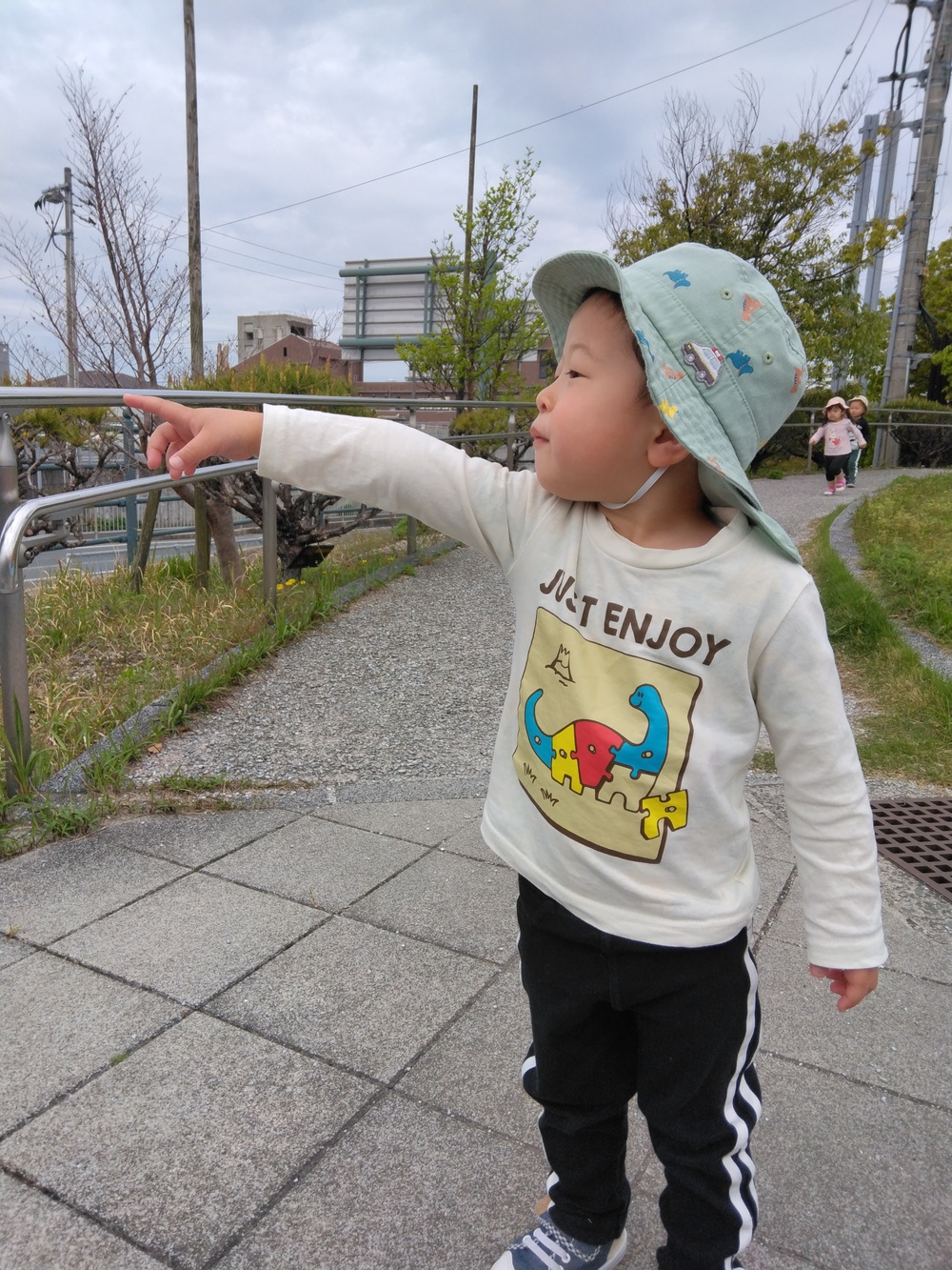 乗り物を見て指をさしている