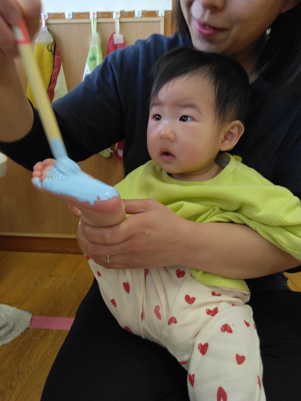 足形スタンプをする子ども (2)