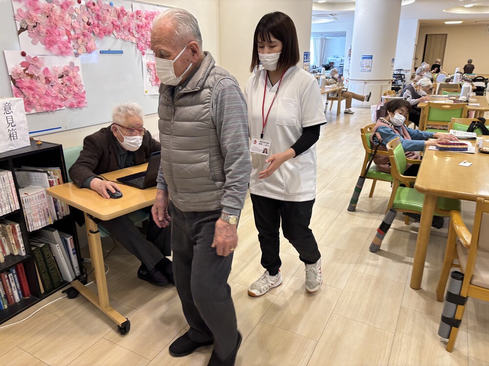 屋外へ歩きに行く様子