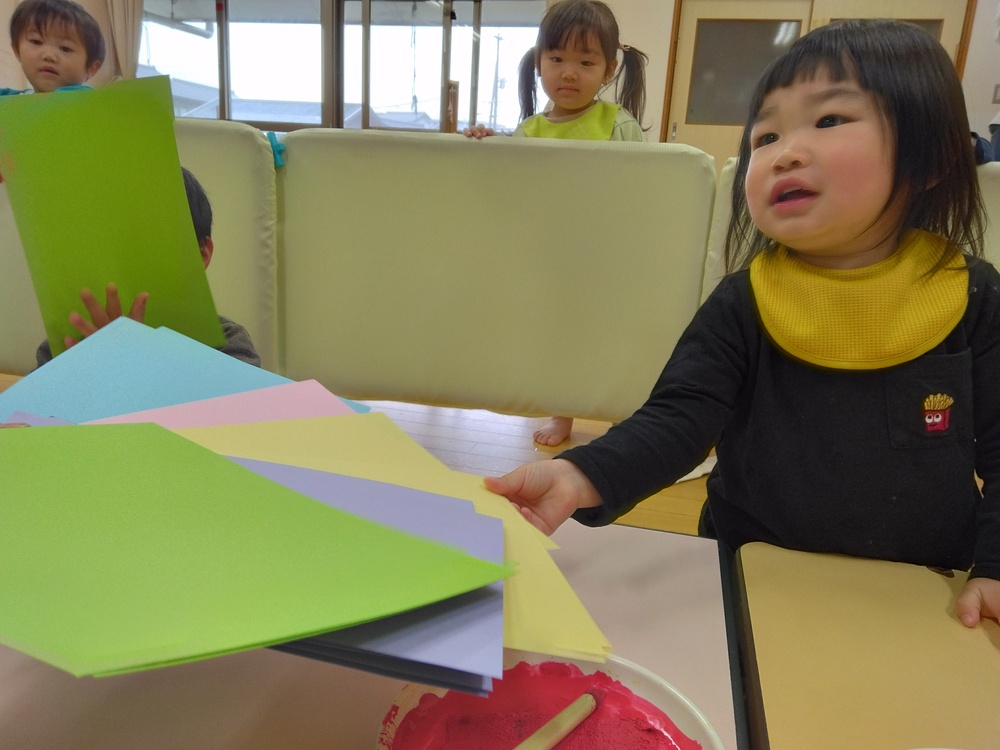色画用紙を選んでいる