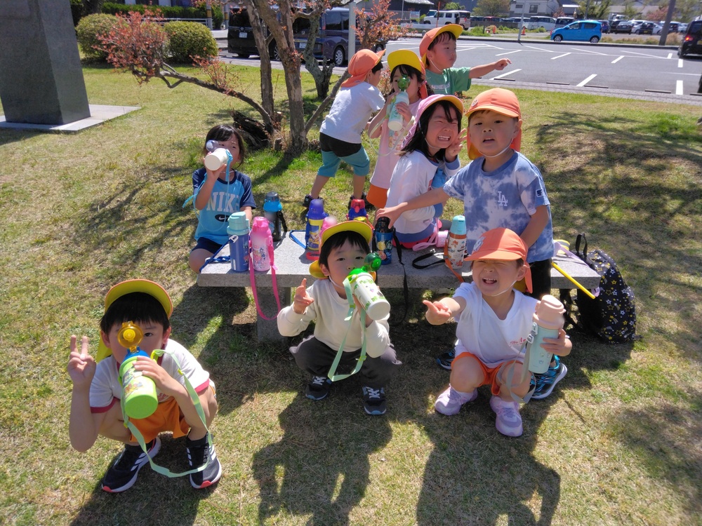 お茶休憩をする様子