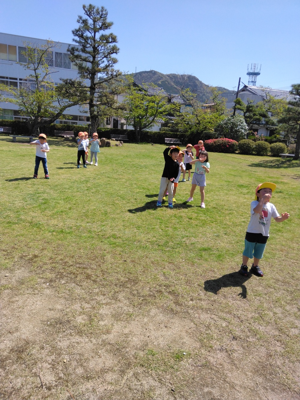 だるまさんが転んだをする様子２