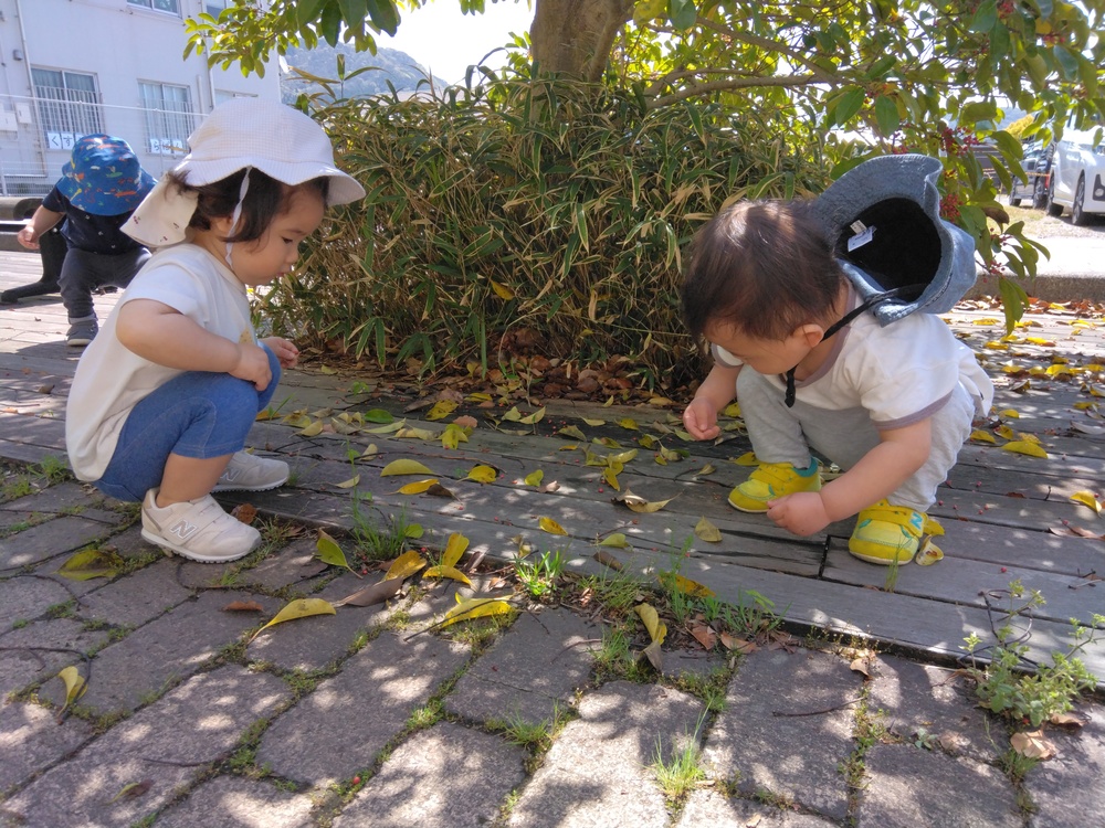 あすてらす前で遊ぶ子ども (1)