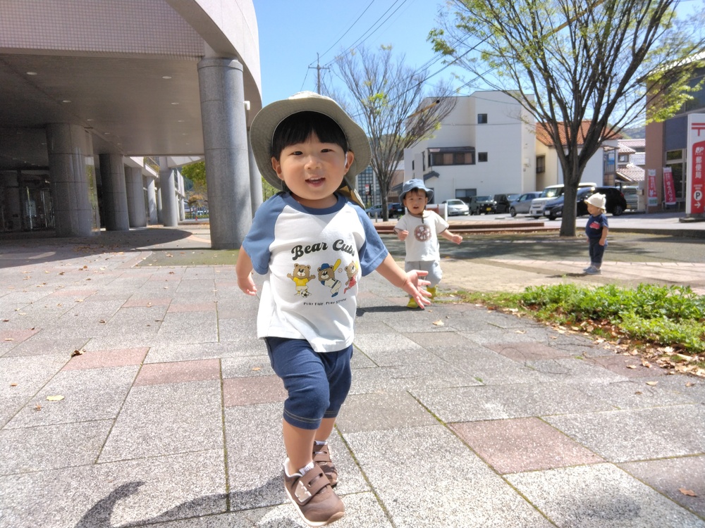 あすてらす前で遊ぶ子ども (2)