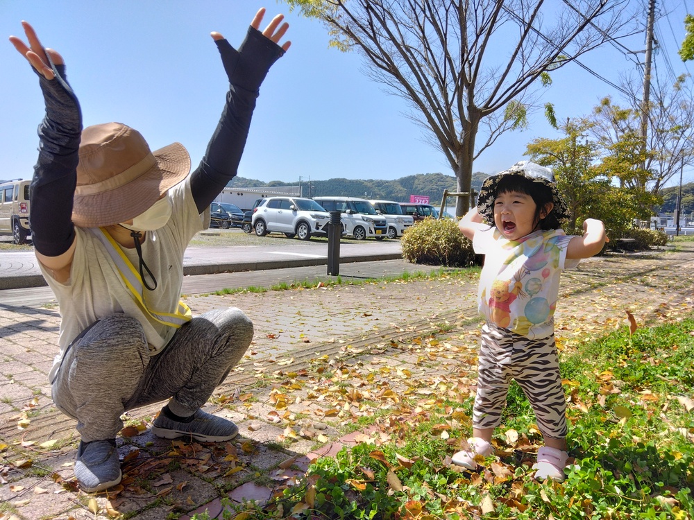 あすてらす前で遊ぶ子ども (3)