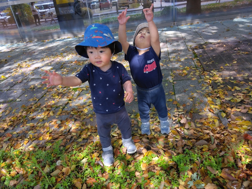 あすてらす前で遊ぶ子ども (5)