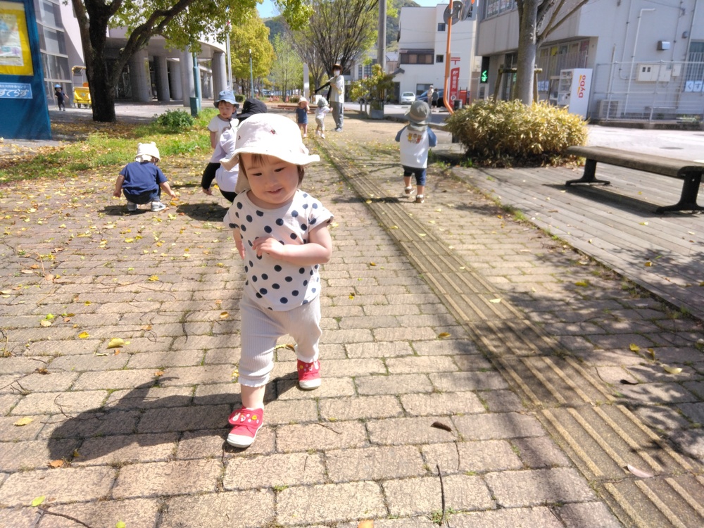 あすてらす前で遊ぶ子ども (6)