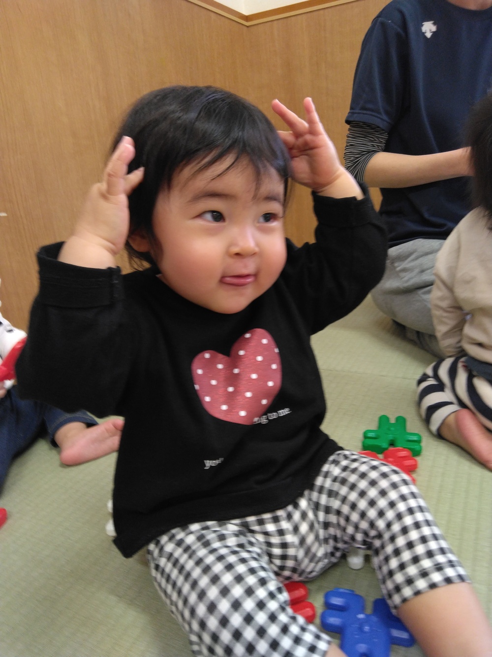 ブロックで遊ぶ子ども