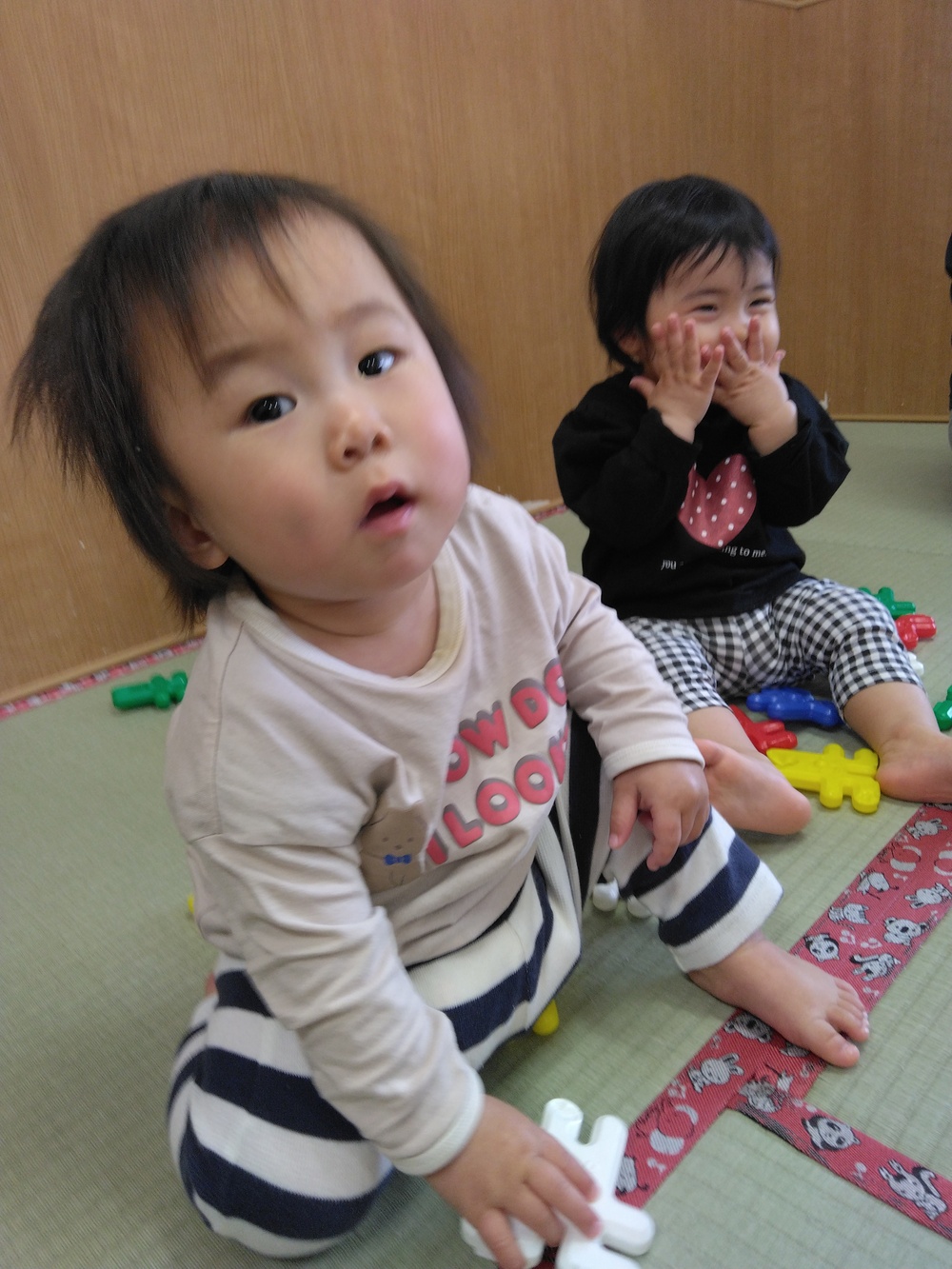 ブロックで遊ぶ子ども (2)